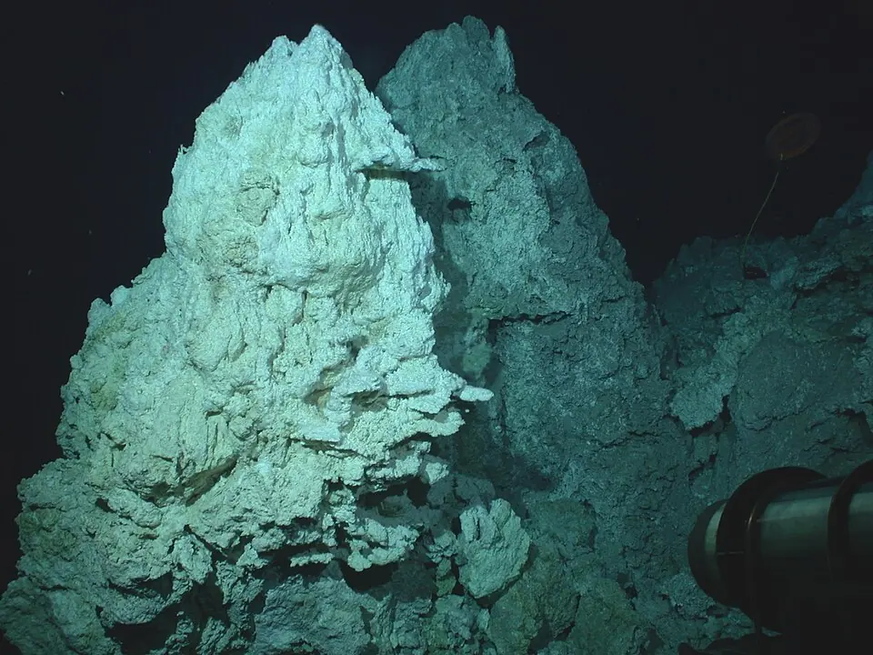 L’un des sommets de Poséidon, une cheminée de carbonate haute d’une soixantaine de mètres, dans le champ hydrothermal de Lost City. La cheminée blanche du premier plan rejetait un fluide à 55 °C lors de la prise de vue, en 2005.