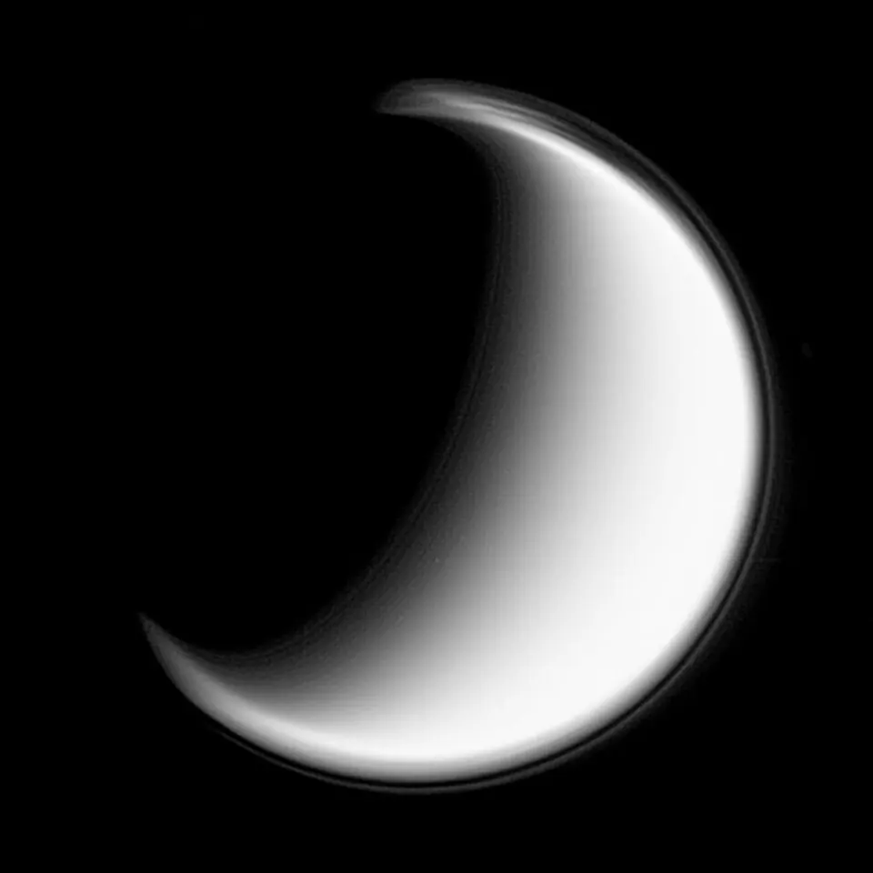 Des couches de brume dans l’atmosphère de Titan, une lune de Saturne, sur des images de la sonde Cassini. La fiche décrit une brume organique, faite de composés du carbone, dans l’atmosphère de la Terre ancienne ; il n’en existe aucune image, et celle-ci montre une autre brume, sur un autre monde.