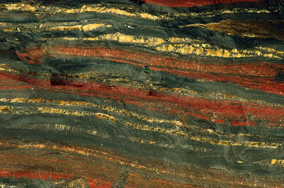 Fer rubané du groupe de Hamersley (Australie-Occidentale), vieux d’environ 2,5 milliards d’années. La zone photographiée mesure environ 4 centimètres de haut.