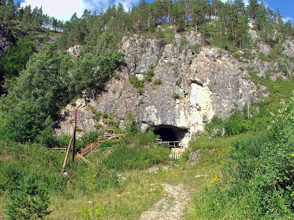 L’entrée de la grotte de Denisova, dans l’Altaï, en Sibérie, photographiée en août 2008.
