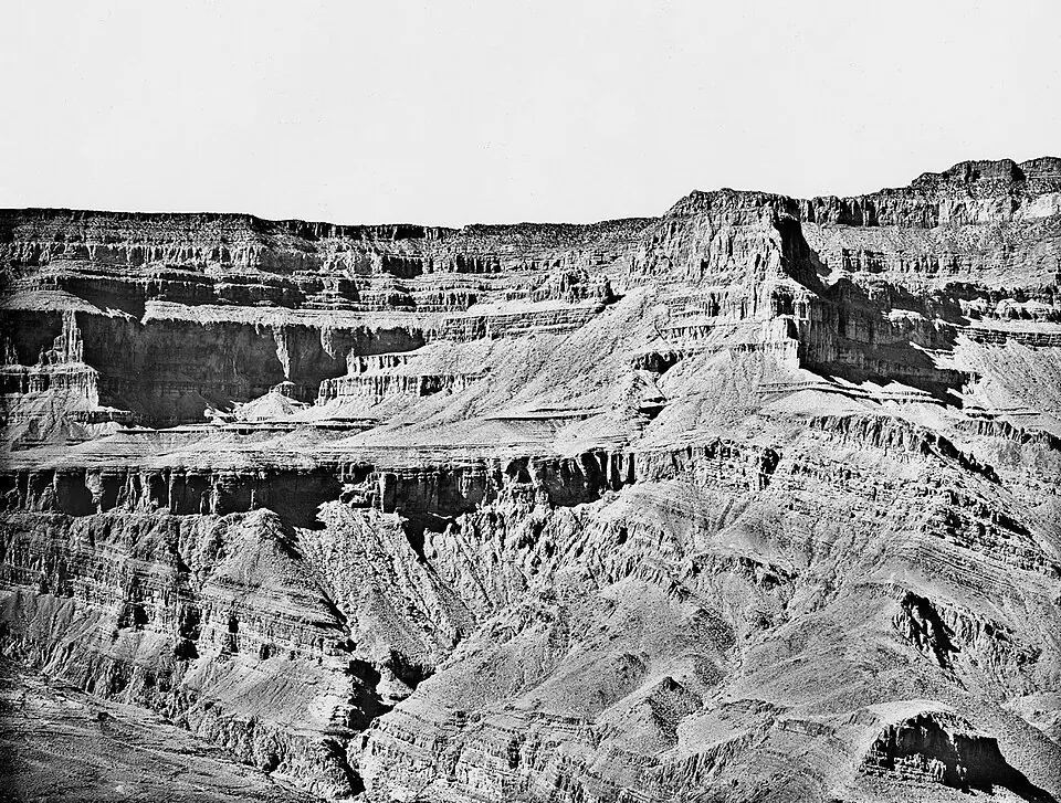 Dans le Grand Canyon (Arizona), les couches inclinées du supergroupe du Grand Canyon se trouvent sous des couches horizontales : la surface qui les sépare est une discordance.