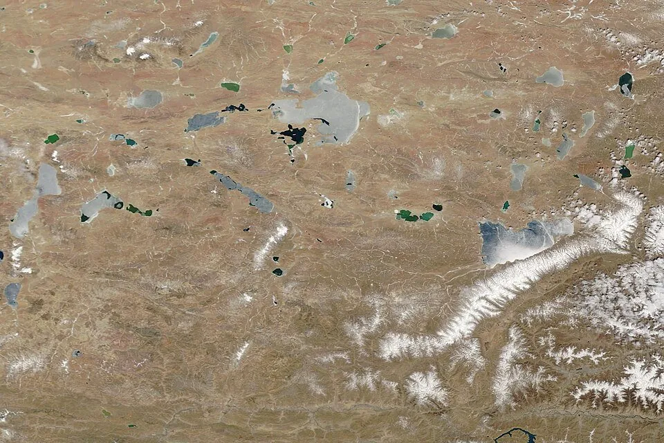 Le plateau tibétain et ses lacs, pour la plupart encore gelés, vus par l’instrument MODIS du satellite Terra au début d’avril 2019.