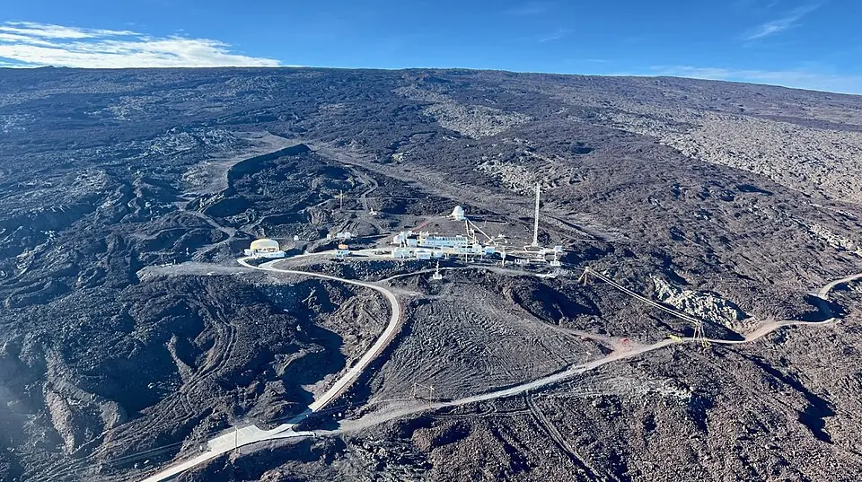 L’observatoire du Mauna Loa, à Hawaï, vu du ciel. La bande du CO₂ représente les mesures effectuées à l’observatoire de 1959 à 1978, puis, depuis 1979, la moyenne mondiale des mesures de nombreuses stations, publiée par l’agence américaine d’observation de l’océan et de l’atmosphère.