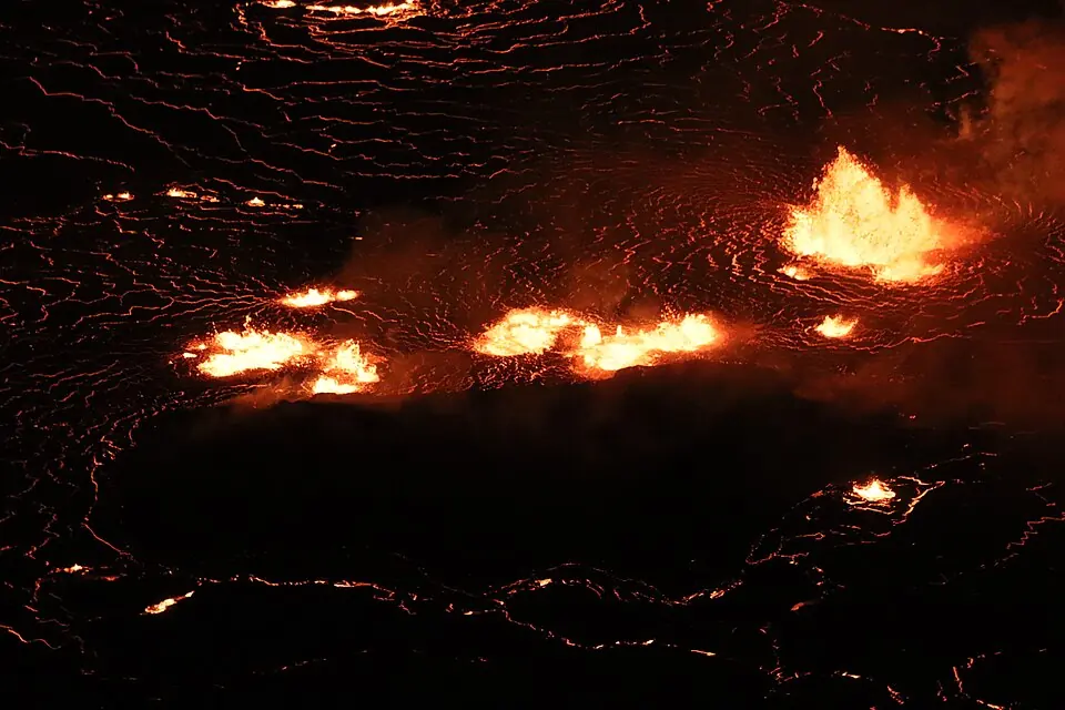 Un lac de lave dans le cratère Halema’uma’u, au sommet du volcan Kīlauea, à Hawaï, en septembre 2021 : de la roche en fusion à la surface de la Terre aujourd’hui, à l’échelle d’un cratère. L’océan de magma de la jeune Terre couvrait la planète entière.