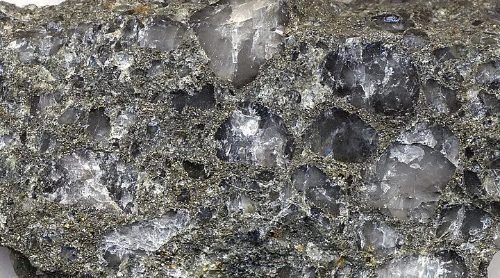 Minerai d’or du Witwatersrand, extrait du Vaal Reef à la mine de Stilfontein (Afrique du Sud) : un conglomérat de galets de quartz, avec de la pyrite, un minéral de fer et de soufre.