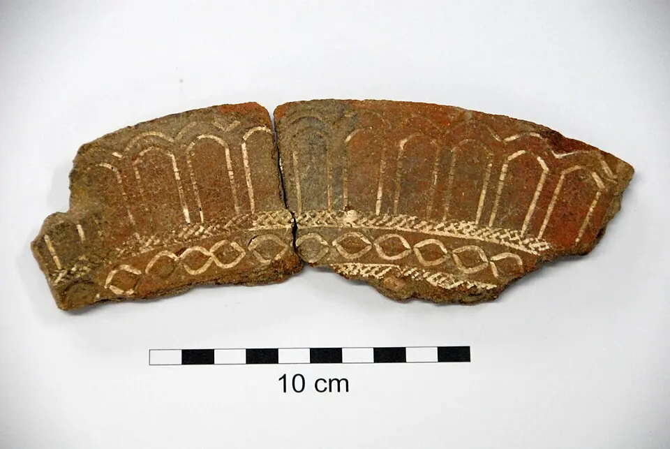 Fragment du bord d'une poterie vieille d'environ 3 000 ans, trouvée sur le site de Bourewa, aux Fidji. Elle appartient à la culture lapita, celle des premiers occupants de l'Océanie lointaine. Les creux de son décor, imprimé au peigne (un outil denté), sont remplis de chaux.