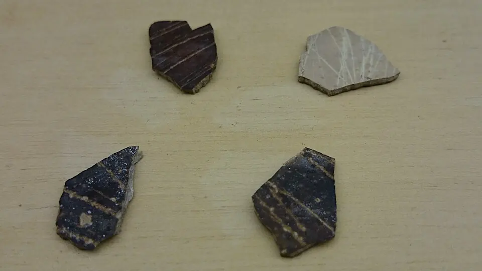 Fragments de coquille d'œuf d'autruche gravés, vieux de 65 000 à 55 000 ans, trouvés à Diepkloof, dans la province du Cap-Occidental (Afrique du Sud). Musées Iziko.
