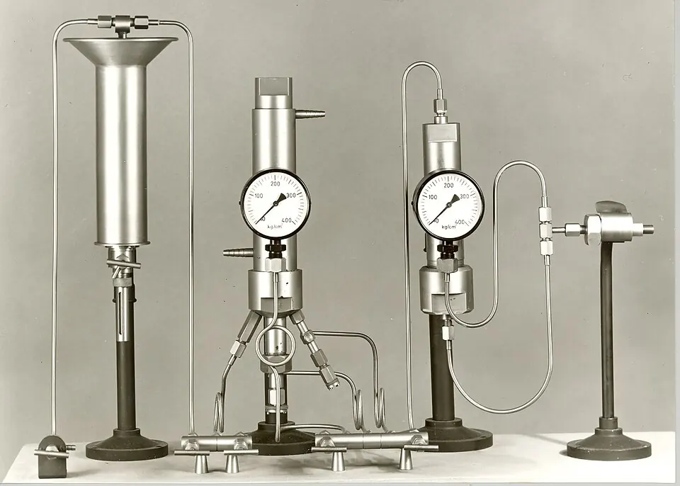 Une reconstitution de 1911 du montage de laboratoire de Fritz Haber, qui servait à la synthèse catalytique de l'ammoniac à partir d'hydrogène et de l'azote de l'air.