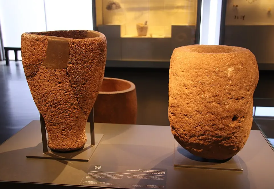 Mortiers de calcaire et de basalte du Natoufien ancien, provenant d'Eynan. Musée d'Israël, Jérusalem.