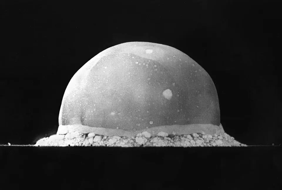 La boule de feu de l'essai Trinity 0,016 seconde après l'explosion, le 16 juillet 1945. Son sommet est à environ 200 mètres du sol.