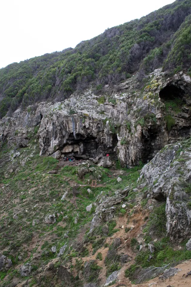Le versant rocheux où s'ouvre la grotte de Blombos, en Afrique du Sud. C'est dans cette grotte que l'atelier d'ocre s'est conservé.
