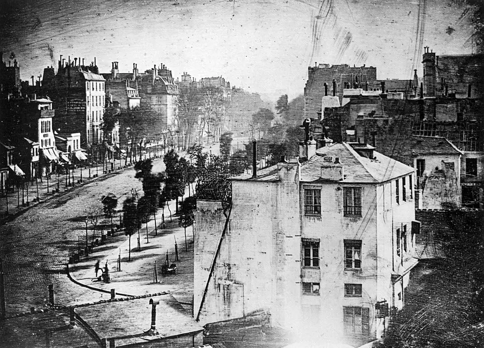 Boulevard du Temple, in Paris: a daguerreotype made by Louis Daguerre in 1838. During the exposure, which lasted several minutes, the moving traffic left no trace.