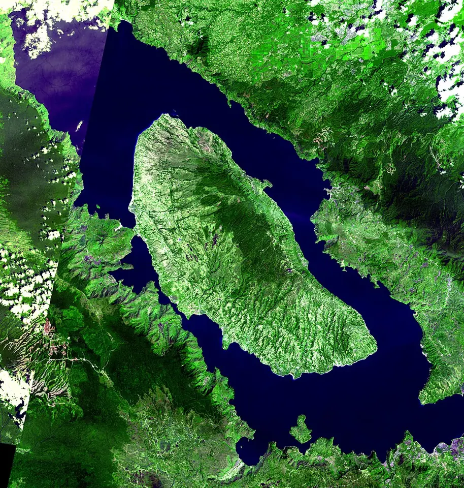 La caldeira de Toba, la cuvette laissée par l'effondrement du volcan, à Sumatra, photographiée depuis l'orbite par l'instrument ASTER le 28 janvier 2006. Un lac l'occupe. Elle mesure 100 kilomètres sur 30.