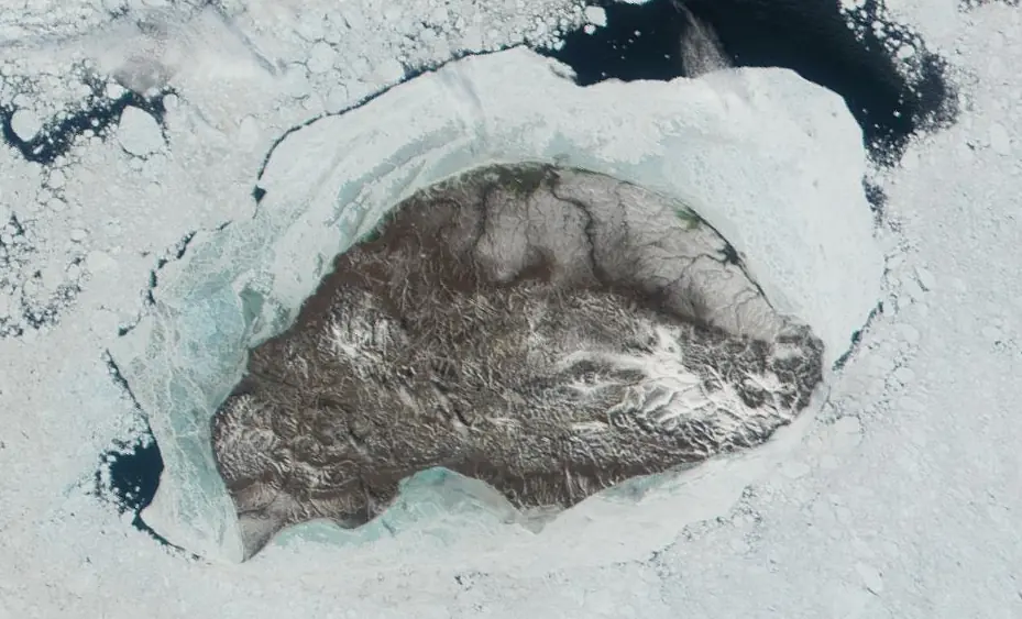 L'île Wrangel, entourée de banquise, sur une image prise par l'instrument satellitaire MODIS en 2001.